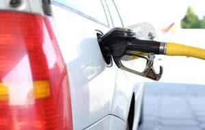 По информации журналистов, с поломкой двигателей столкнулись десятки водителей