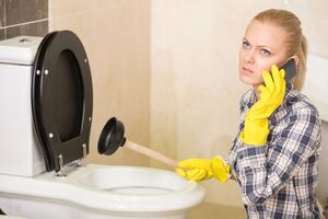 Уксус хорошо растворяет известковый налет на стенках унитаза