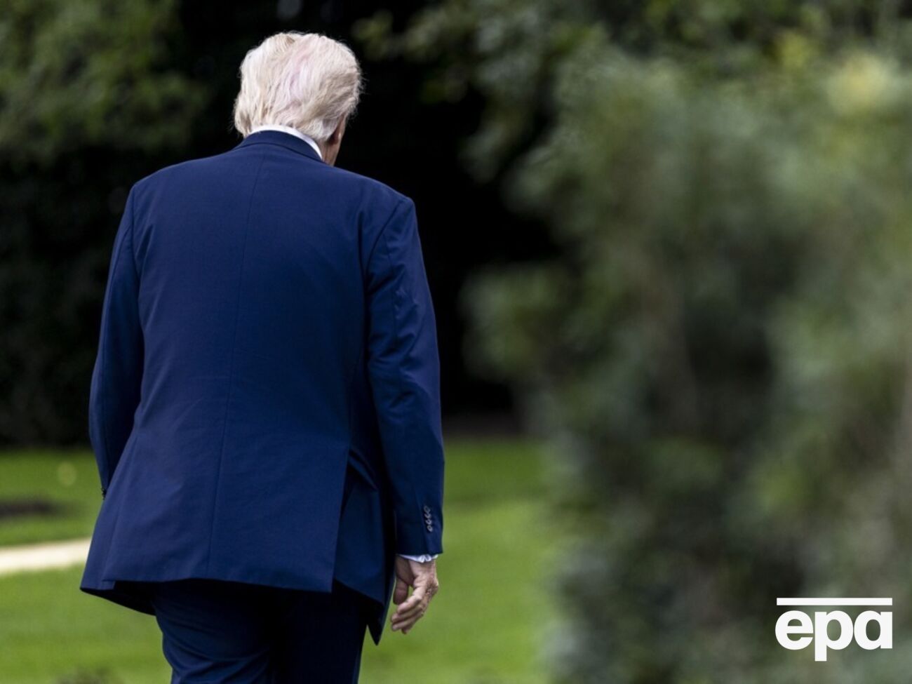 Представитель Украинского института национальной памяти Сергей Бутко пояснил, что в честь физического лица могут называть что угодно только после его смерти