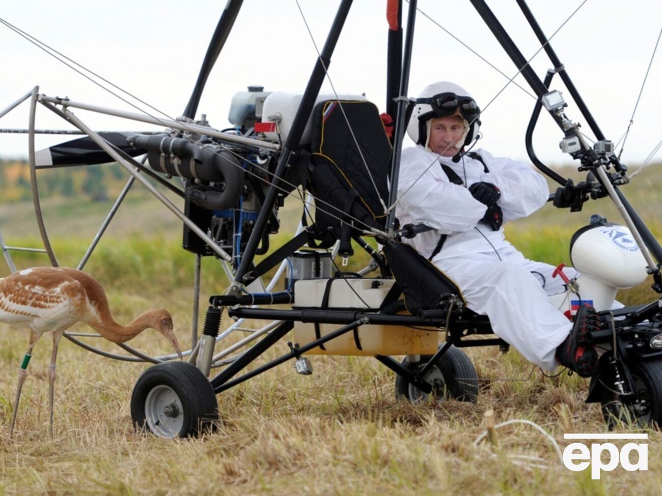 В 2012 году Путин показывал, что умеет летать на мотодельтаплане