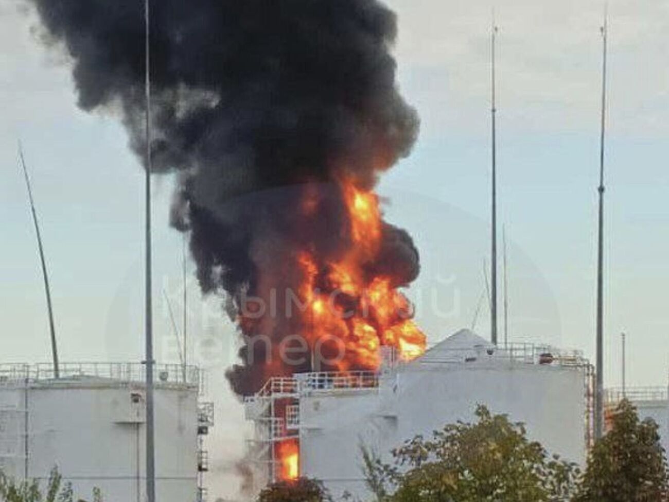 В ночь на 17 октября нефтебазу в Гвардейском атаковали дроны