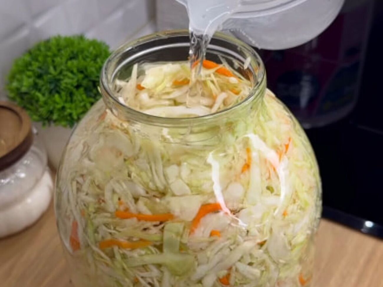 Середина октября – золотое время для того, чтобы приготовить квашеную капусту