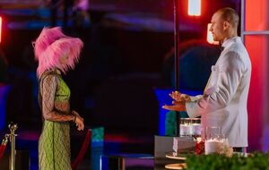 Учасниця шоу в рожевій шапці стала зіркою соцмереж