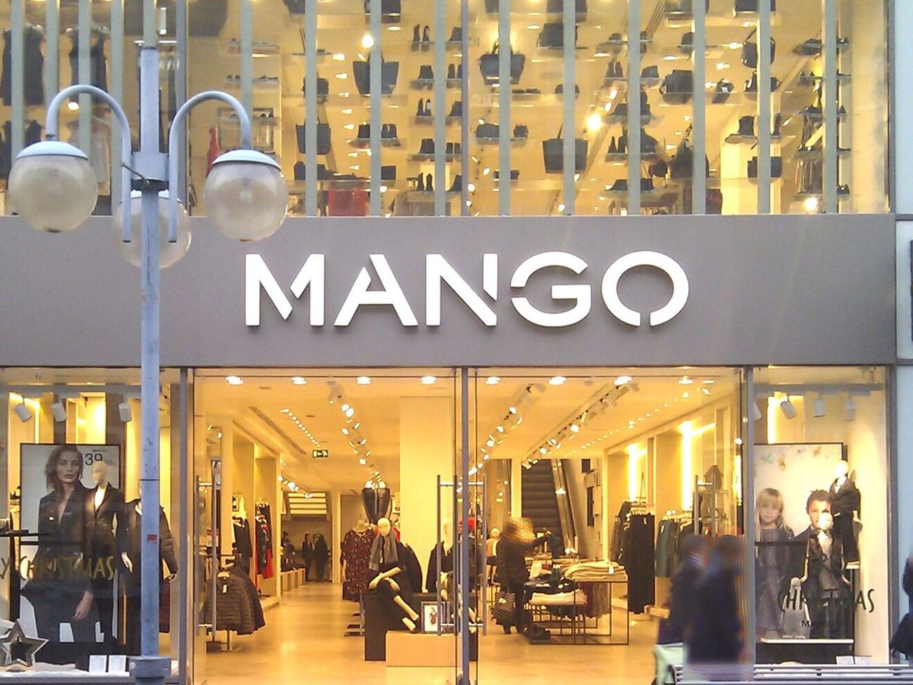 Бренд Mango основали в 1984 году выходцы из Турции