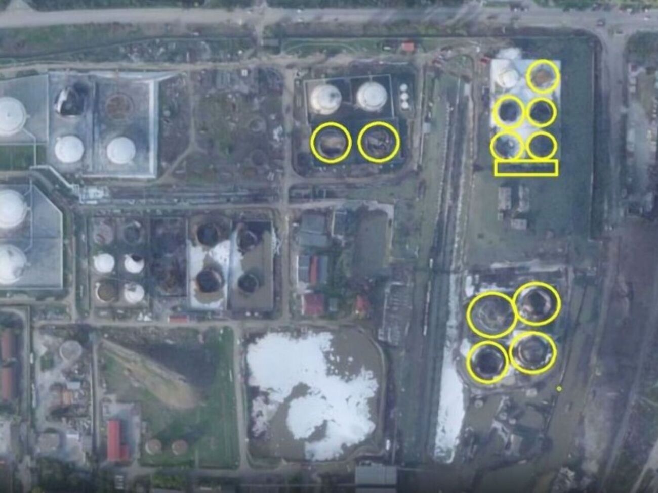 Як наголошує ЗМІ, слідство встановило, що у вересні 2025 року в жіночій роздягальні школи охоронець вчинив дії сексуального характеру щодо школярки