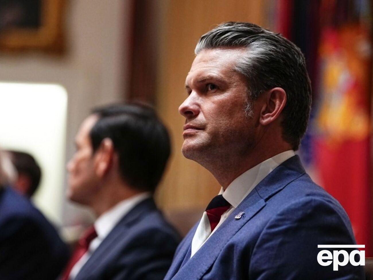 Деякі користувачі соцмережі вважають, що якби краватка Гегсета символізувала прапор США, на ній мали б бути зірки