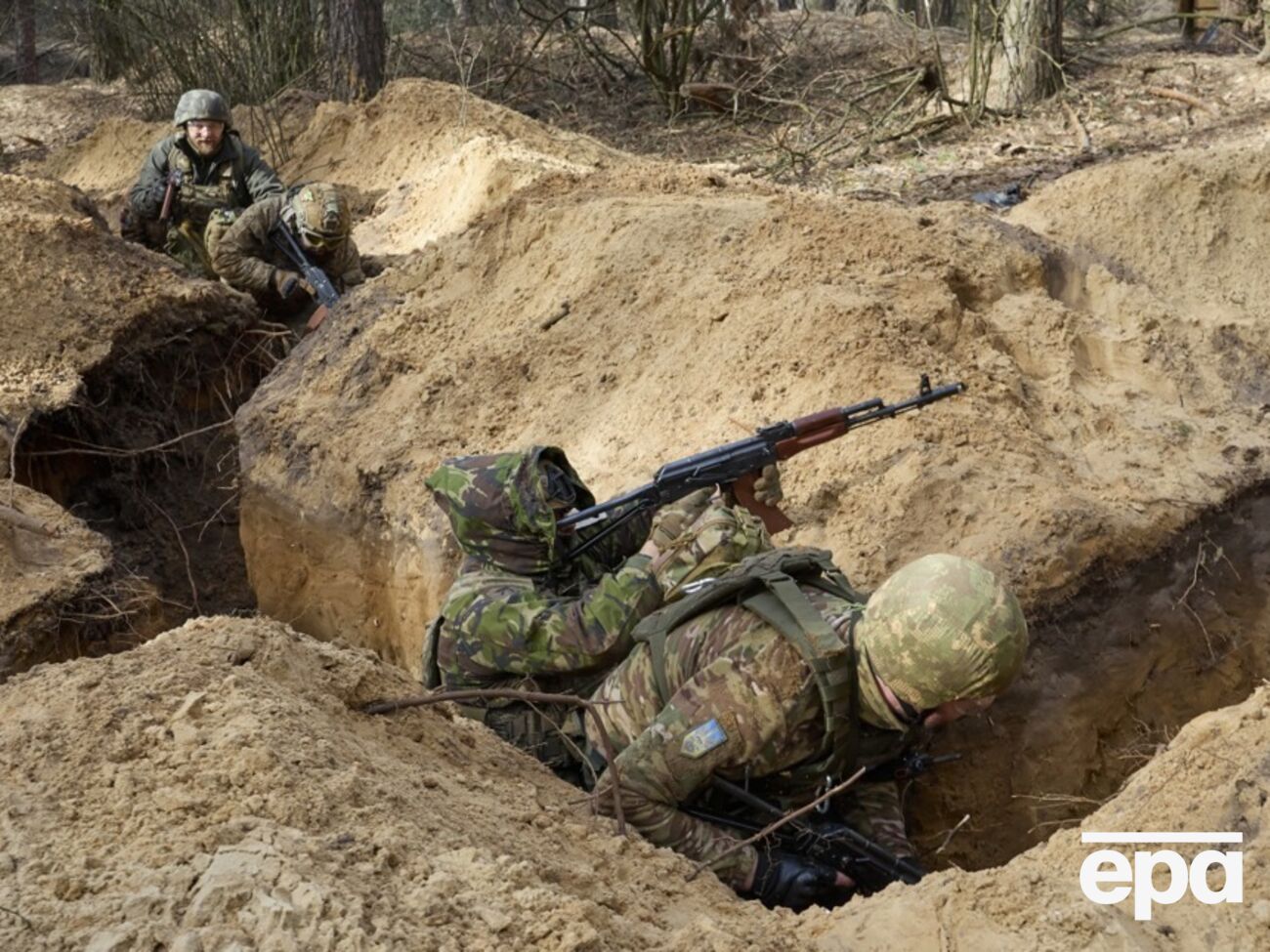 Военные вынуждены копать множество укрытий для защиты от дронов
