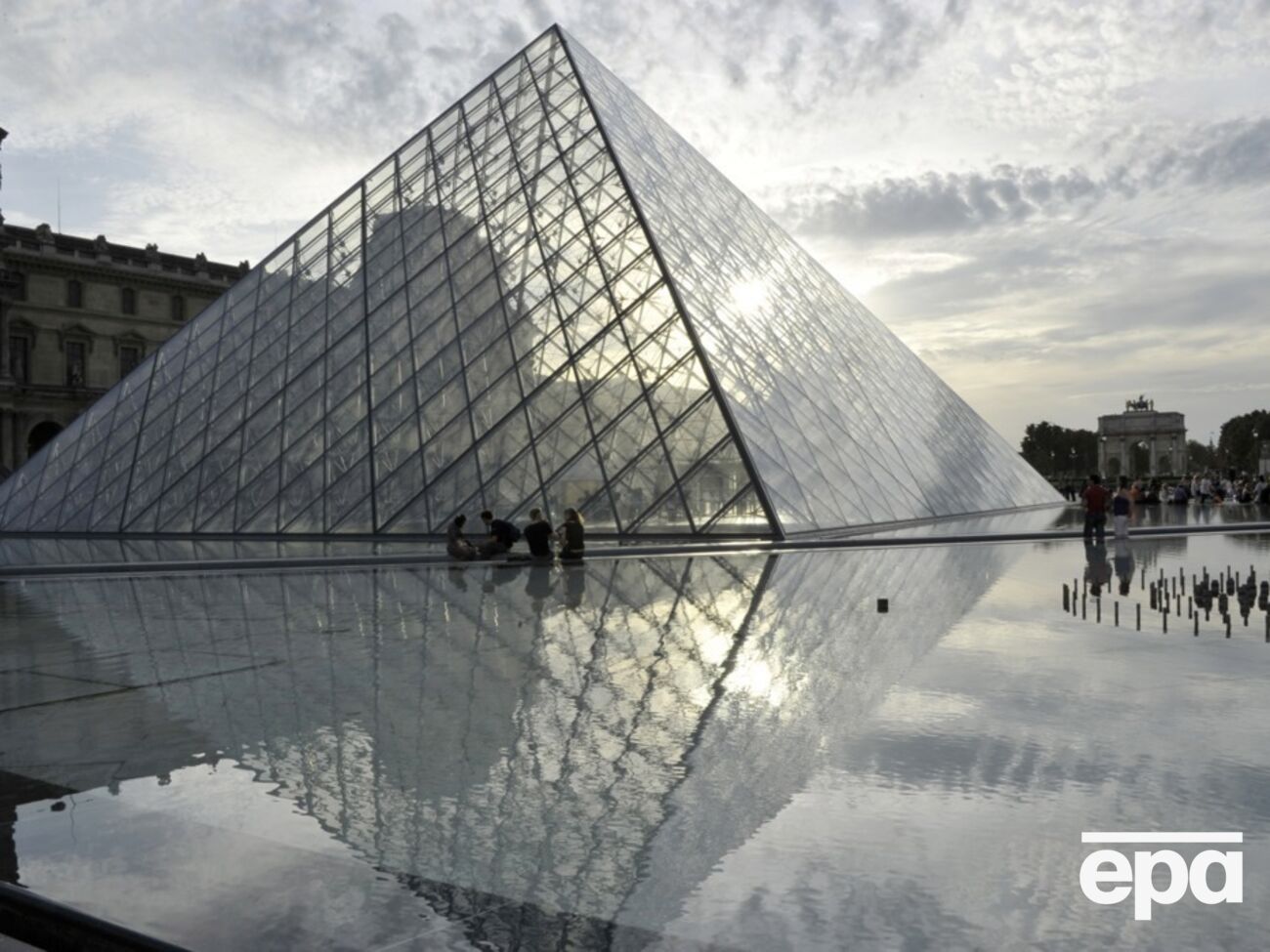 СМИ пишут, что неизвестные украли из Лувра девять драгоценностей