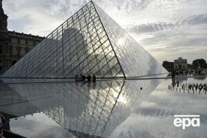 СМИ пишут, что неизвестные украли из Лувра девять драгоценностей