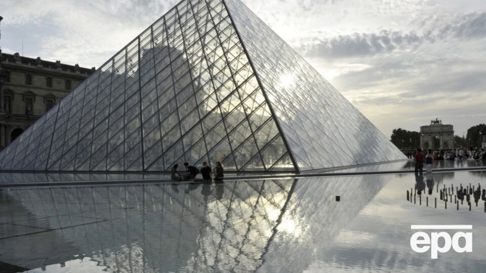 СМИ пишут, что неизвестные украли из Лувра девять драгоценностей