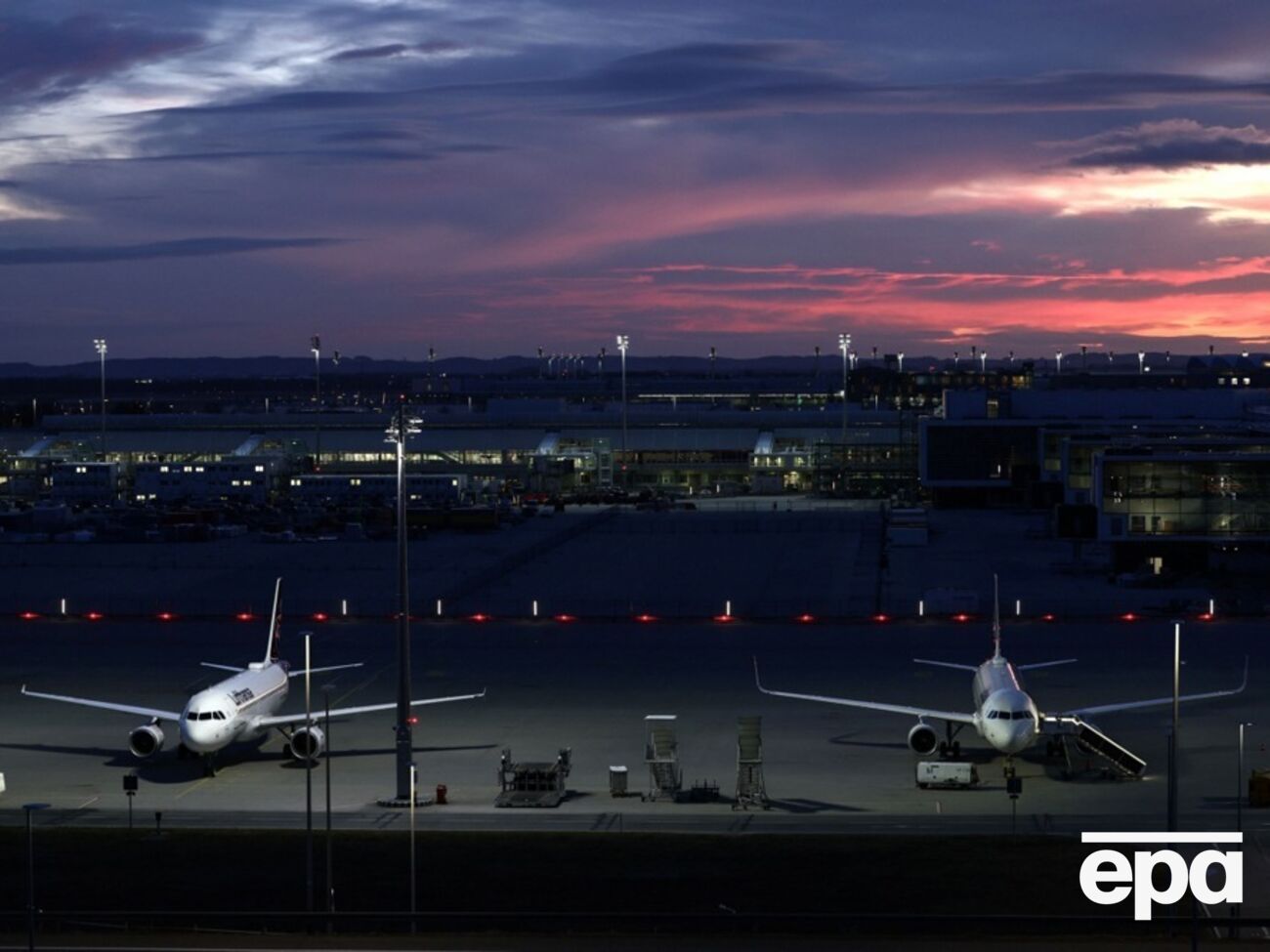 Поліції надійшло кілька повідомлень від людей про об'єкти в небі поблизу аеропорту, ймовірно, дрони