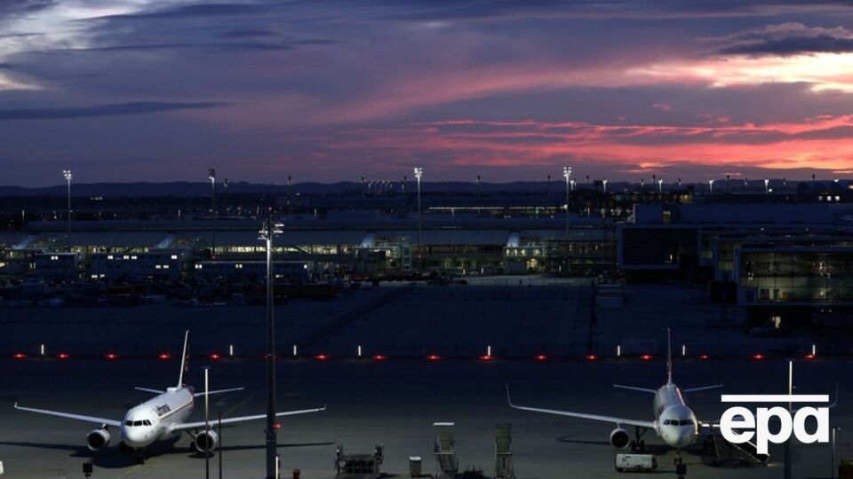 Полиция получила несколько сообщений от людей об объектах в небе вблизи аэропорта, вероятно, дронах