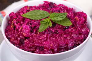 Для салата понадобится банка зеленого горошка