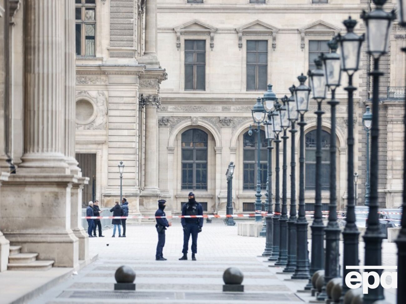 Лувр закрыли после ограбления