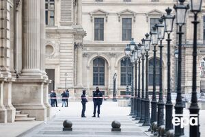 Лувр закрыли после ограбления