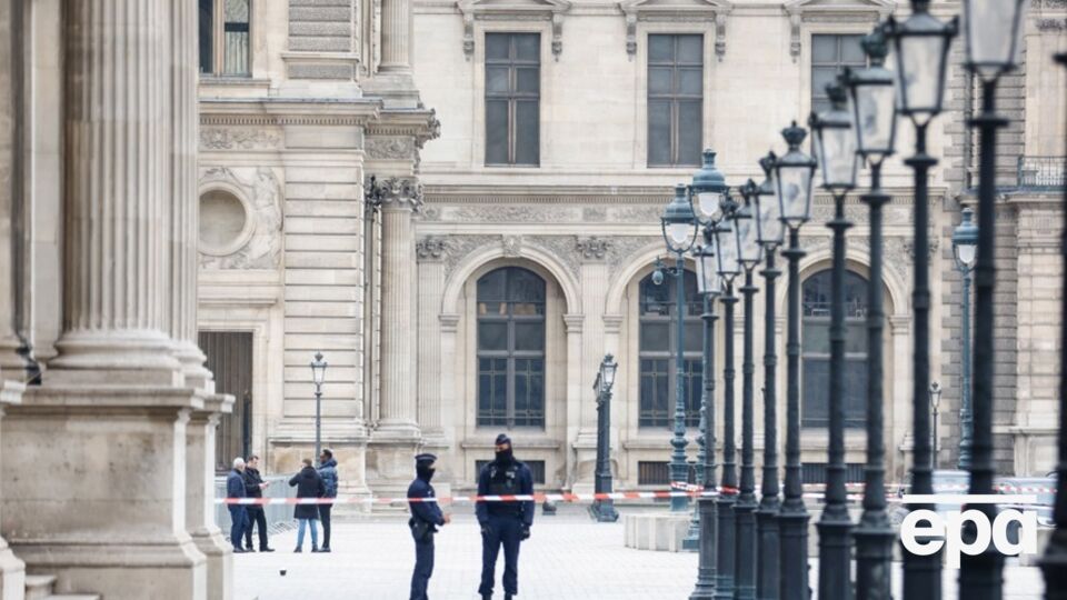 Лувр закрыли после ограбления