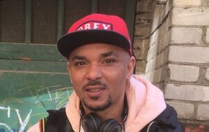 Матір співака народилася у країні-агресорі Росії, а батько – у Нігерії