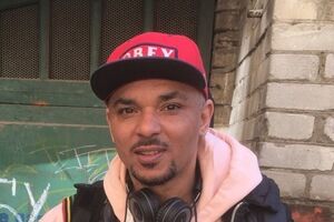 Мать певца родилась в стране-агрессоре России, а отец – в Нигерии