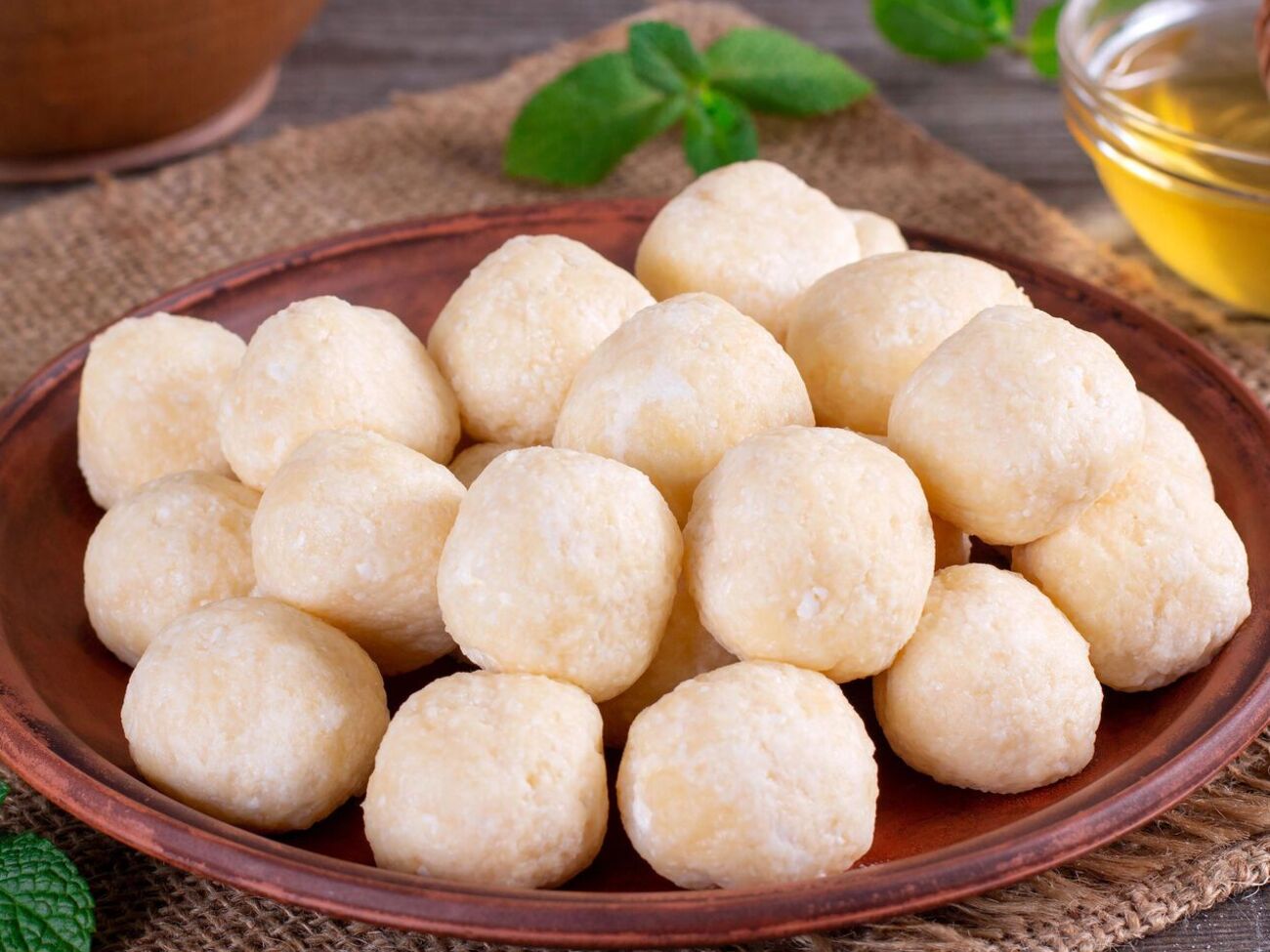 Для теста понадобится 350 г кисломолочного творога