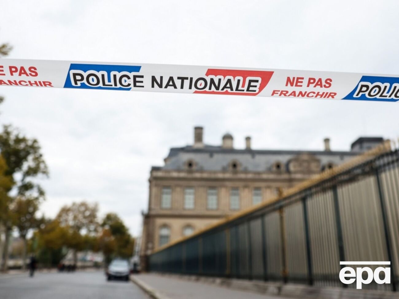 Фигуранты, вероятно, проникли в галерею, используя подъемник для ремонта