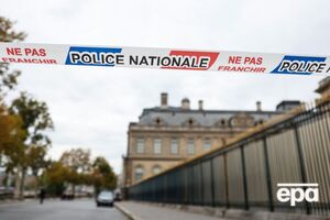 Фигуранты, вероятно, проникли в галерею, используя подъемник для ремонта