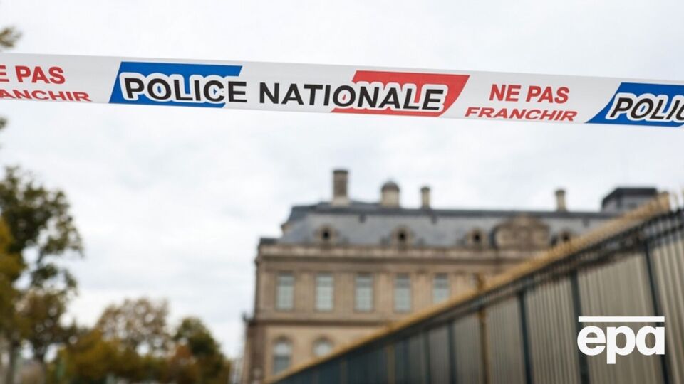 Фігуранти, імовірно, проникли в галерею, використовуючи підйомник для ремонту