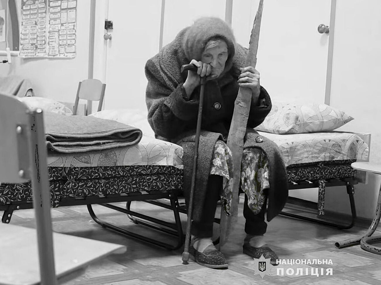 Женщина прошла под обстрелами примерно 10 км, ее увидели украинские военные и передали полицейским эвакуационного подразделения "Белый ангел"