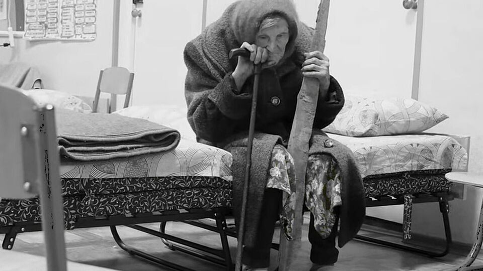 Женщина прошла под обстрелами примерно 10 км, ее увидели украинские военные и передали полицейским эвакуационного подразделения "Белый ангел"