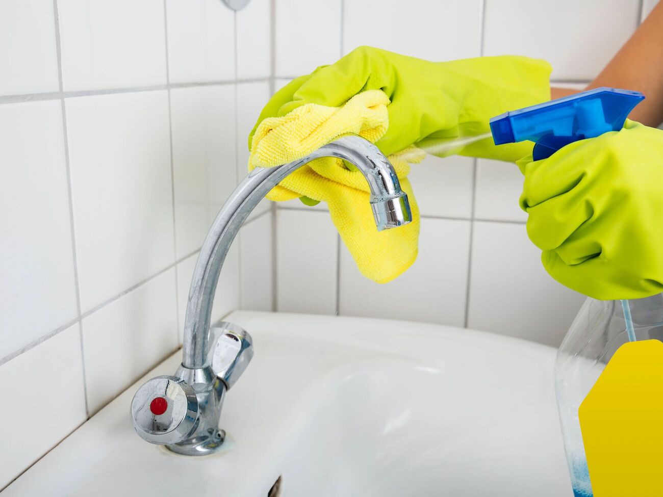 Нанесіть пропоновану суміш на забруднені місця й витирайте губкою