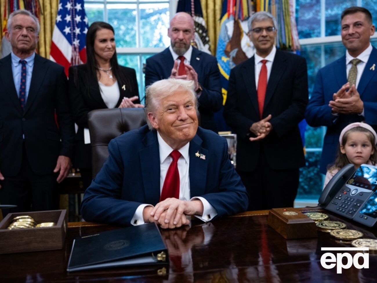 Экономические советники Трампа предостерегают, что продолжительная остановка работы федерального правительства приведет к серьезным экономическим последствиям, говорится в статье