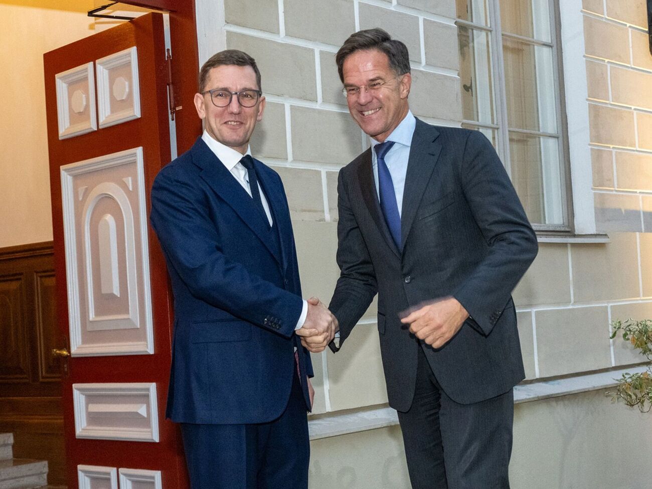 Рютте якобы предупредил Михала, что частые обращения к ст. 4 НАТО могут обесценить сам договор