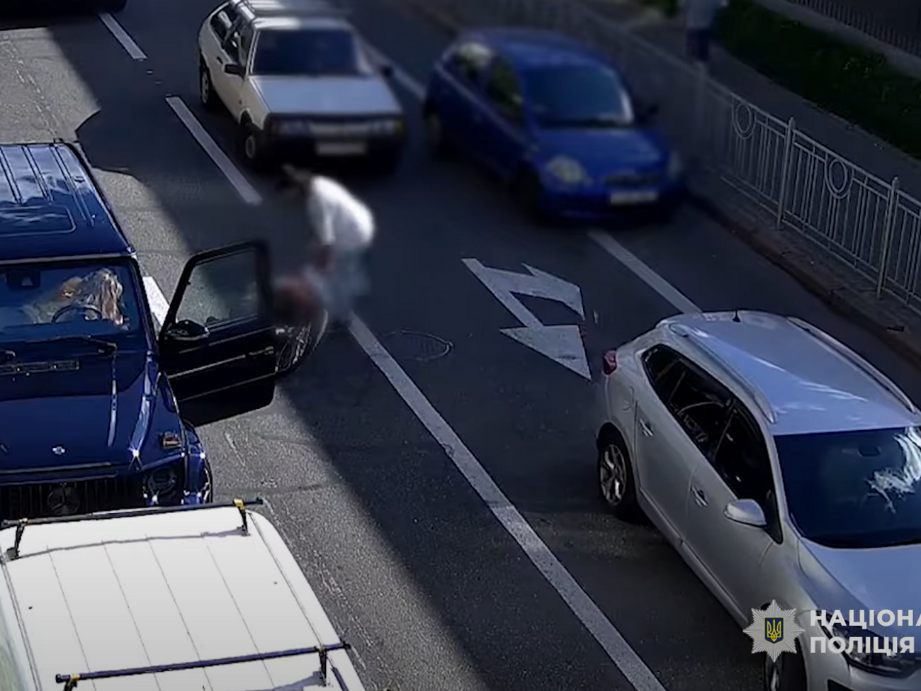 Во время избиения велосипедиста в автомобиле находилась женщина, которая не пыталась помочь пострадавшему