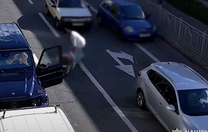 Во время избиения велосипедиста в автомобиле находилась женщина, которая не пыталась помочь пострадавшему