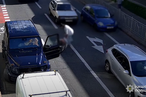 Во время избиения велосипедиста в автомобиле находилась женщина, которая не пыталась помочь пострадавшему