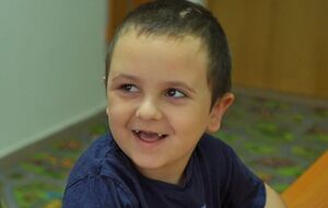 Михайло після поранень став надзвичайно збудливим, заново вчиться контролювати рухи й поки перестав говорити