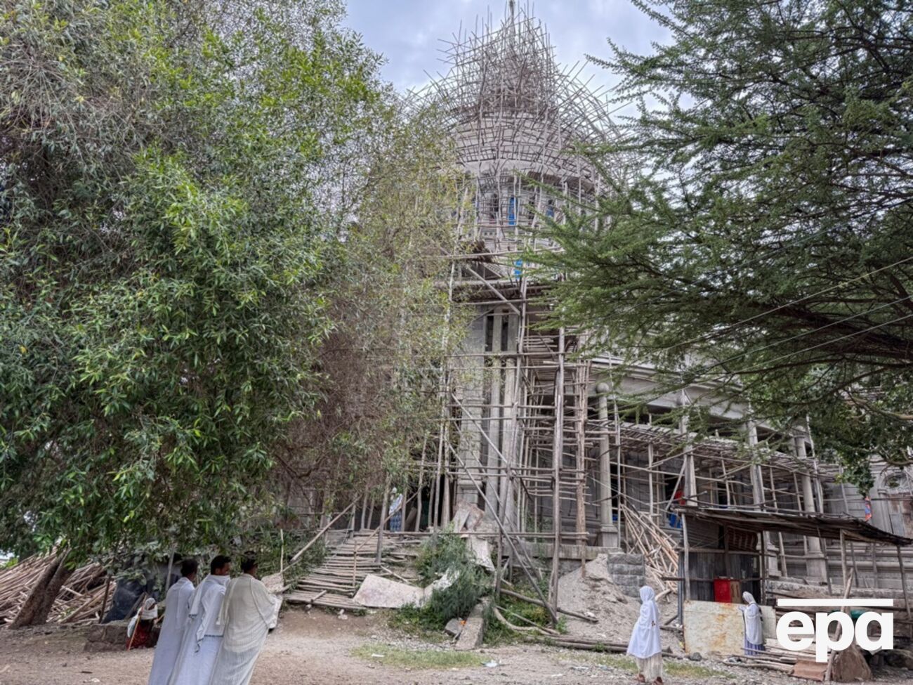 Леса на здании церкви рухнули на людей