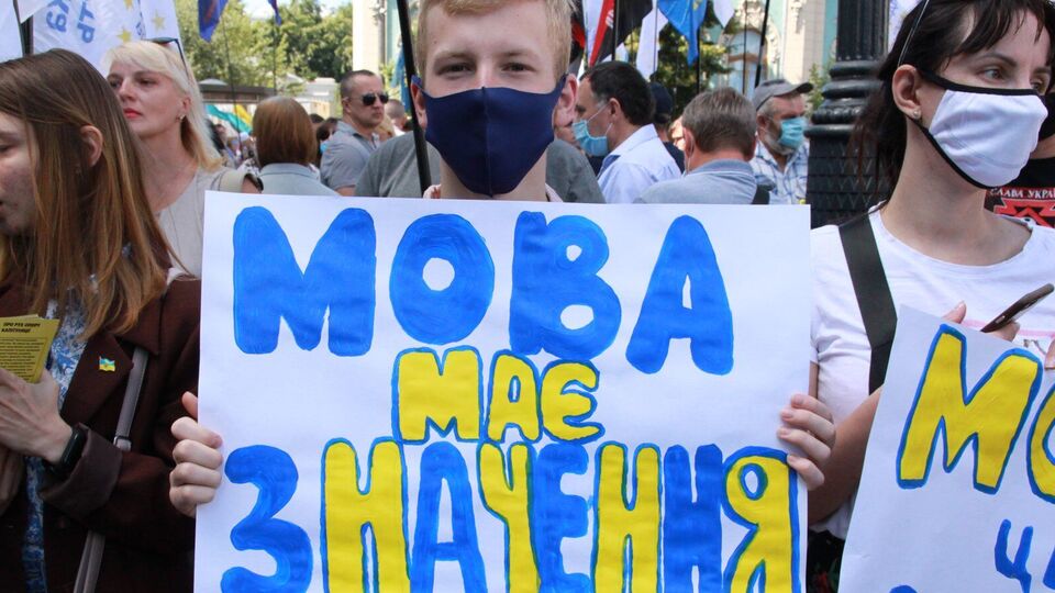 Запрет русского языка даже в бытовом, семейном или дружеском общении поддержали 63% опрошенных КМИС