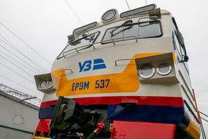 Железнодорожникам пришлось менять локомотив