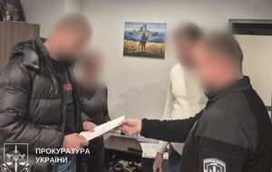 За версією генпрокурора, 17 жовтня працівники поліції завдали чоловіку щонайменше 10–15 ударів руками й ногами по голові й тілу