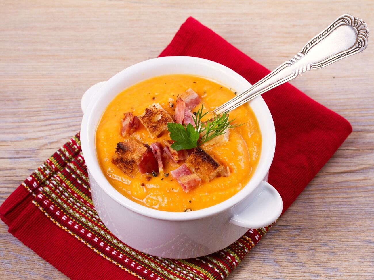 Суп подают с беконом и сухарями