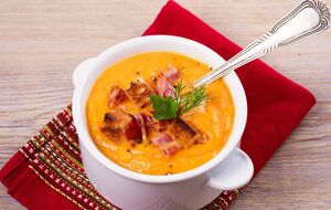 Суп подають із беконом і сухарями