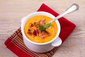 Суп подают с беконом и сухарями