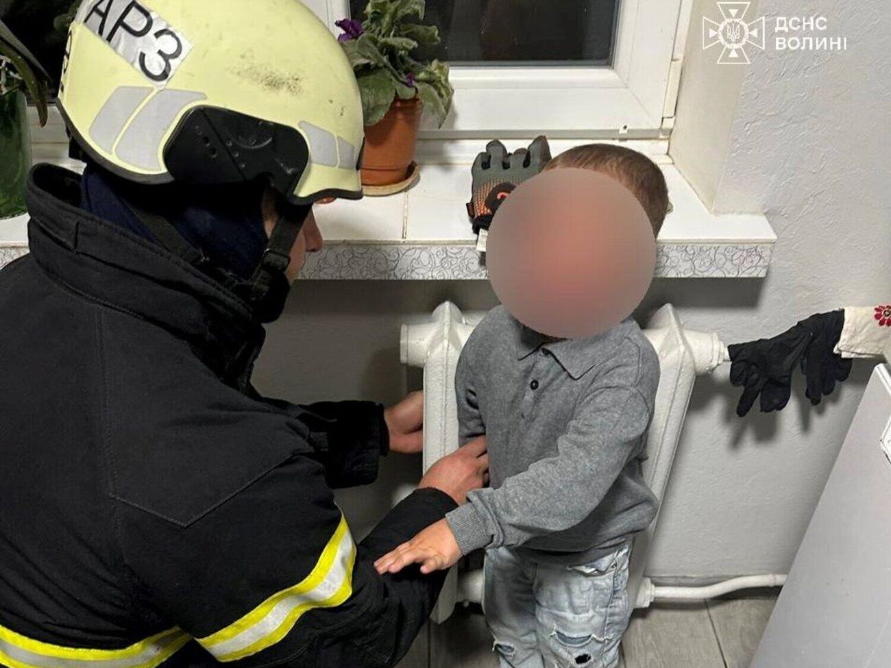 Мальчик просунул локоть в радиатор отопления и не мог самостоятельно его вытащить