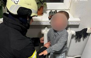 Мальчик просунул локоть в радиатор отопления и не мог самостоятельно его вытащить