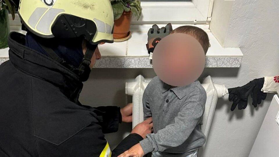 Мальчик просунул локоть в радиатор отопления и не мог самостоятельно его вытащить