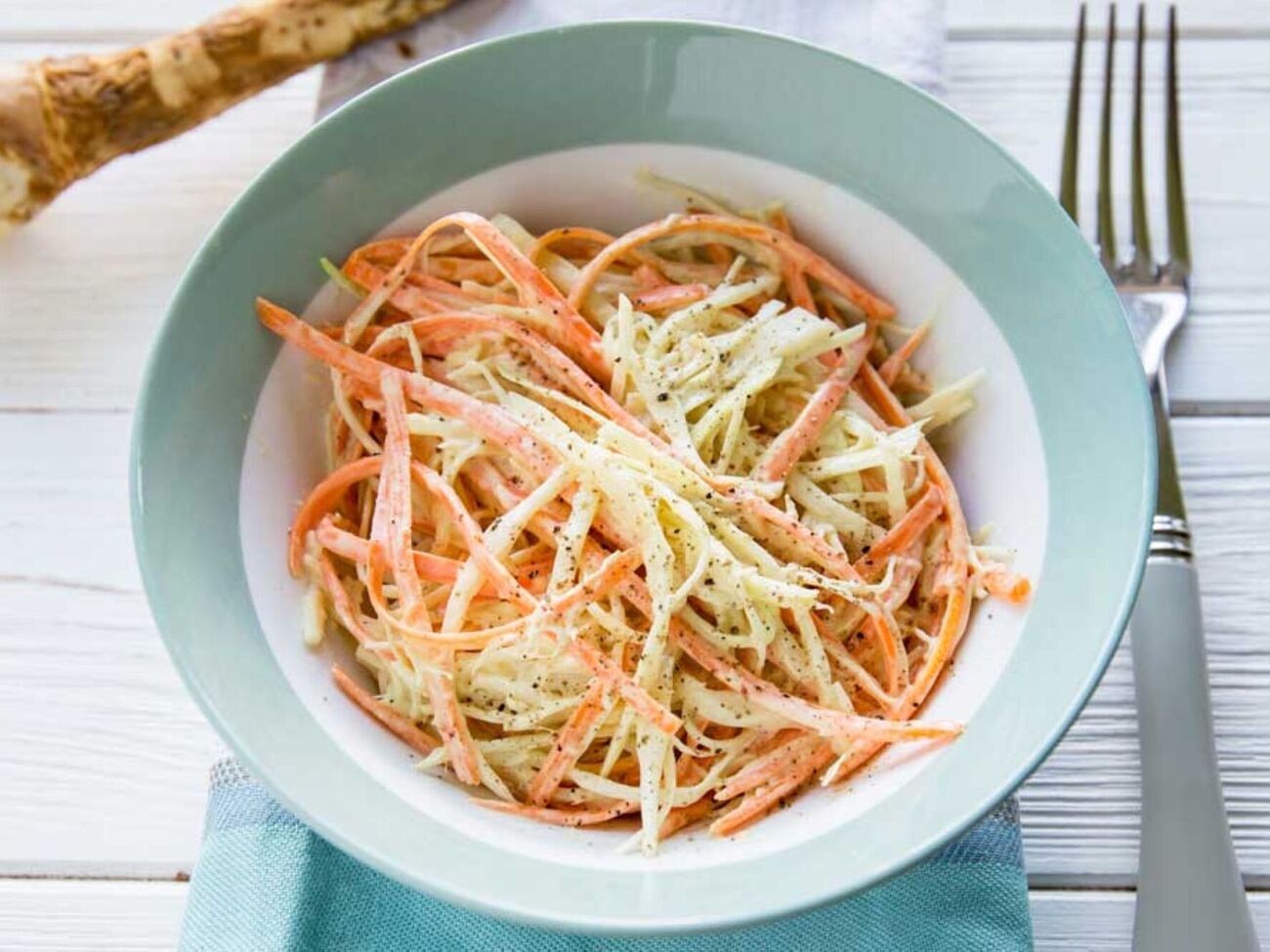 "Коул Слоу" желательно оставить на час или даже два, чтобы соус смягчил вкус капусты