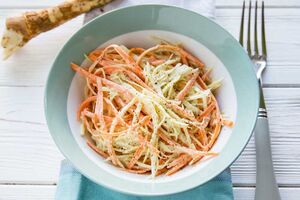 "Коул Слоу" желательно оставить на час или даже два, чтобы соус смягчил вкус капусты