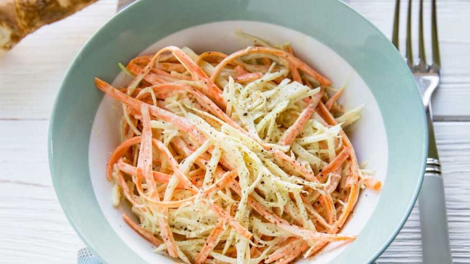 "Коул Слоу" бажано залишити на годину або навіть дві, щоб соус пом'якшив смак капусти
