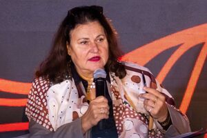 Мама погибла на его глазах. Весь в огне, он сам выполз из-под завалов. Роману было всего семь лет
