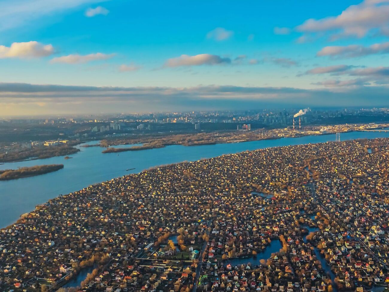 Местные жители вынуждены жить под непрерывный грохот барж и земснарядов, подчеркнул Шевченко